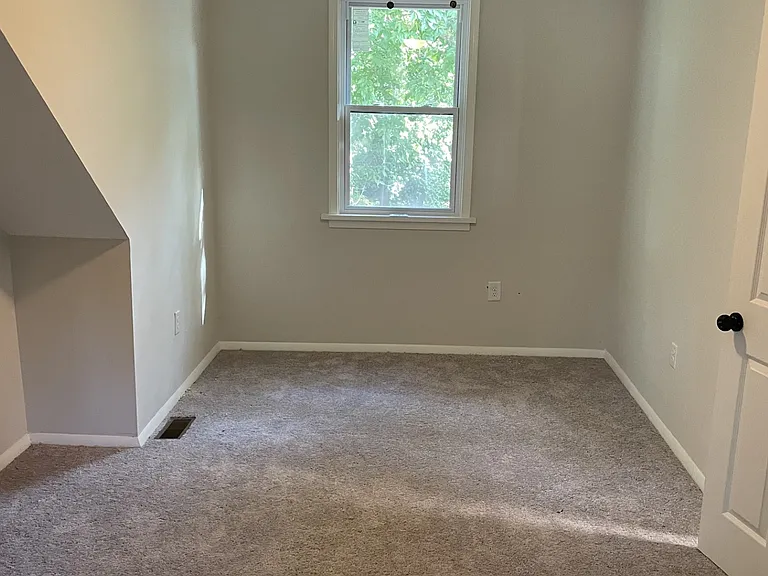 103 N Chatham Dr — Photo 4
