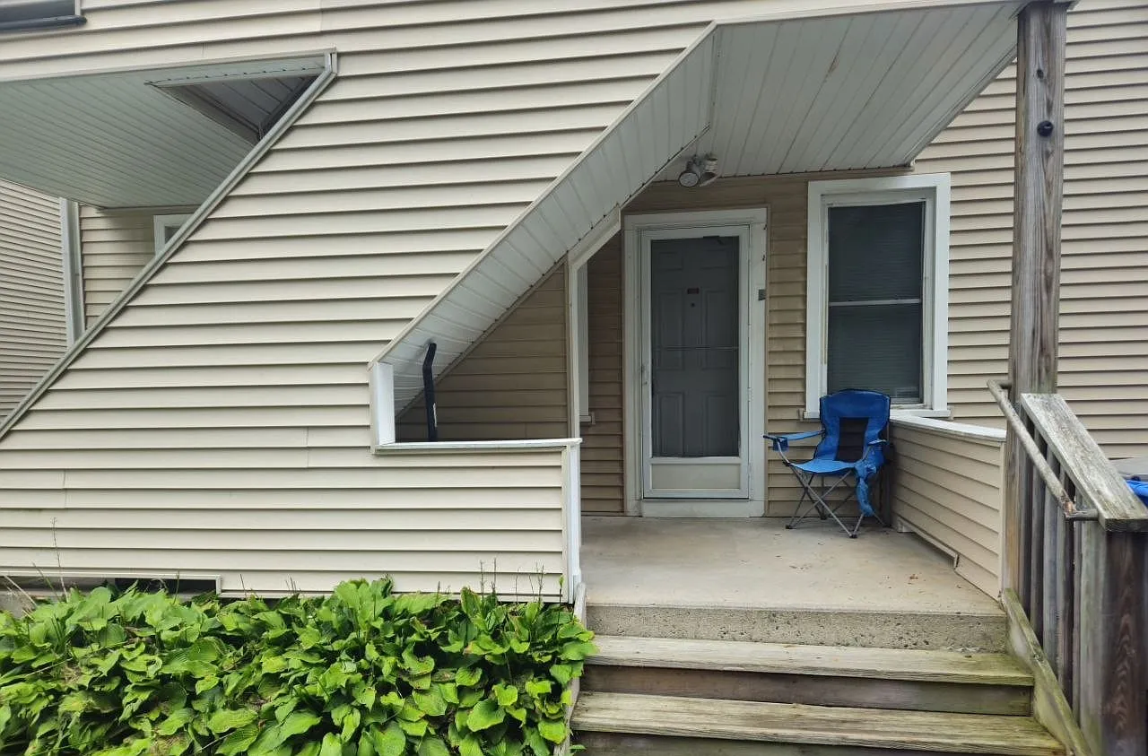 3 bed, $1,800 — Photo 2