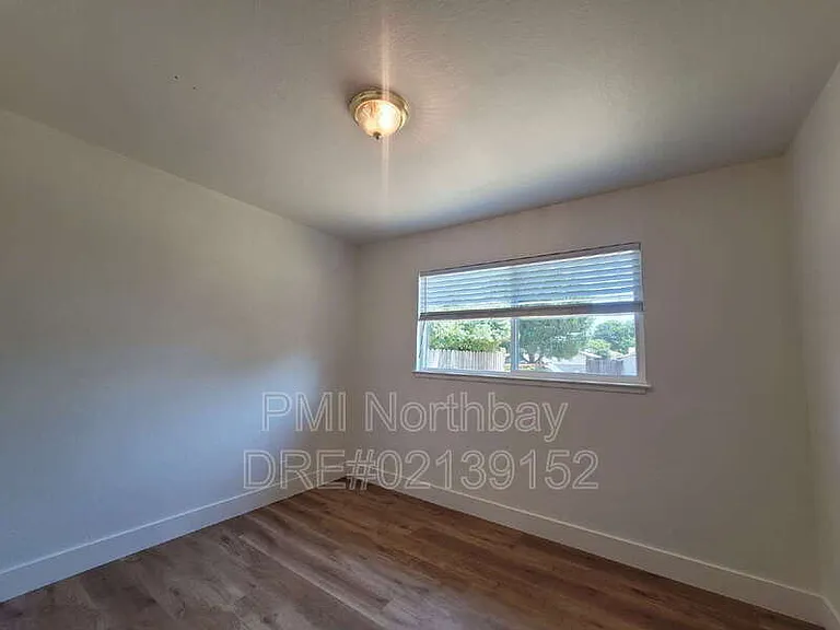 1019 Wallace St — Photo 9