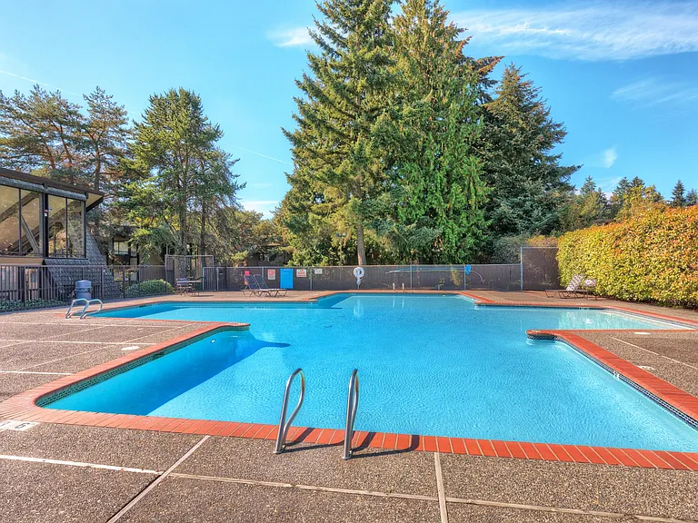 Executive Estates — Photo 37