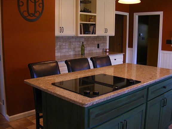 Cooktop in Island with Seating for 3