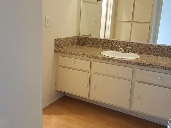 4th image of 5851 Hazeltine Ave #208