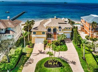 944 Point Seaside Dr, Crystal Beach, FL 34681