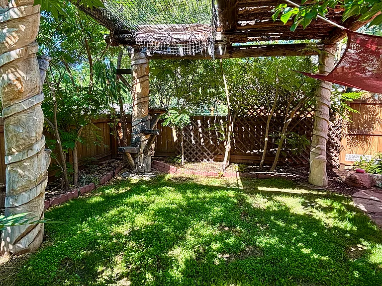 412 E Plum St — Photo 9