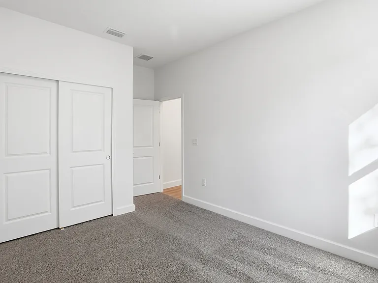 1209 W 15th St — Photo 7