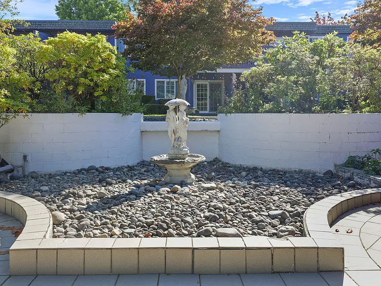 Fountain Courte — Photo 15