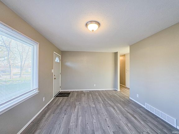 3rd image of 1421 Magnolia Ave