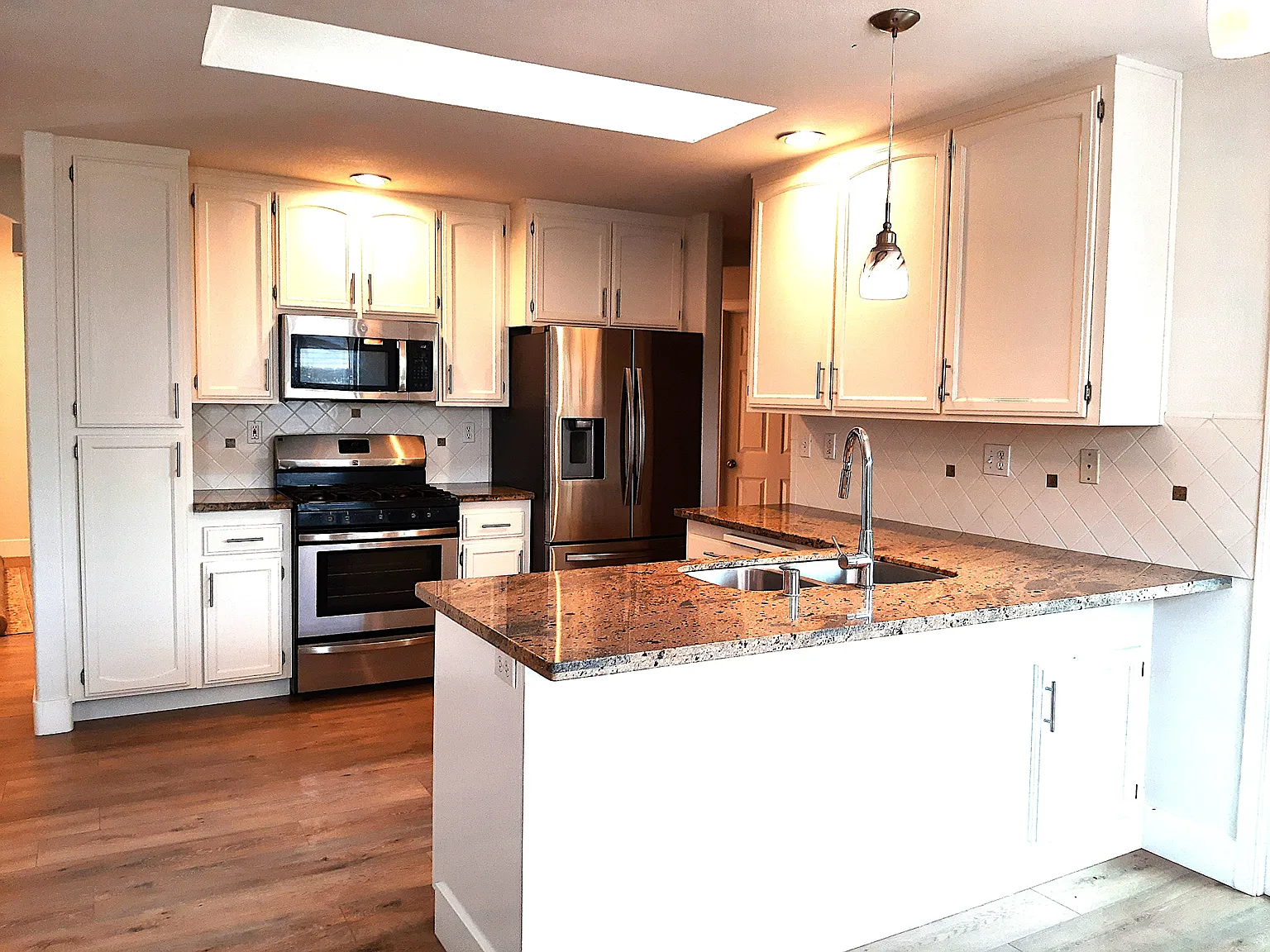 423 Wilson Ln — Photo 2