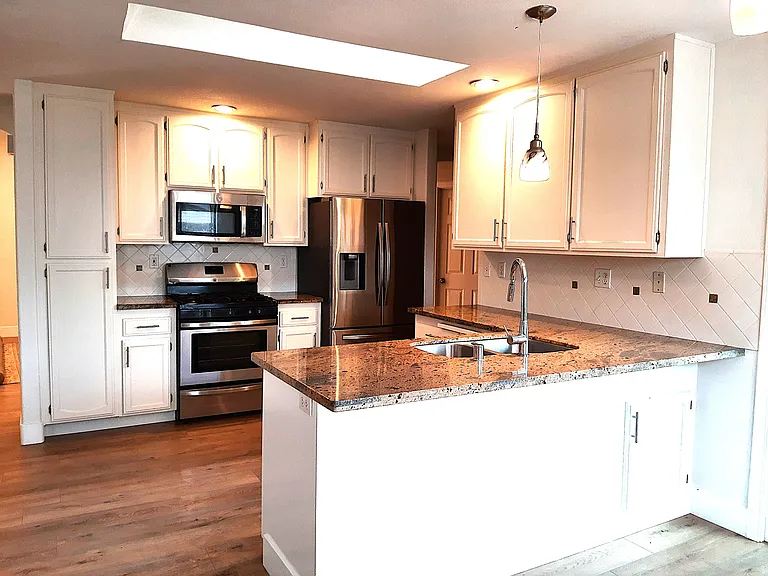 423 Wilson Ln — Photo 2