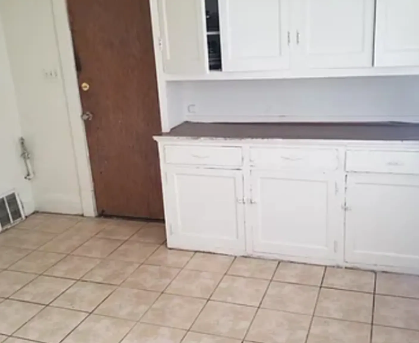 Spacious 3BR Lower Duplex Rental — Photo 4