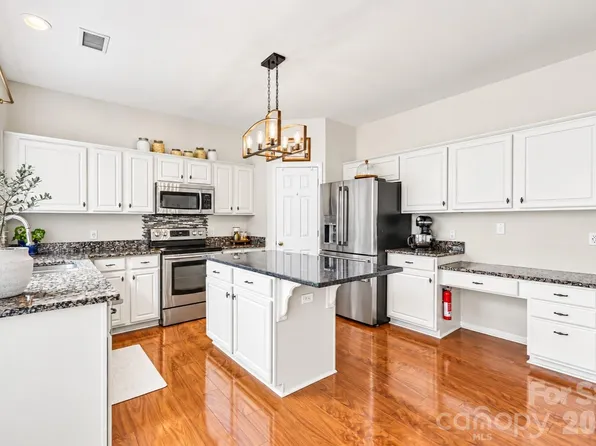 8728 Fieldcroft Dr, Charlotte, NC 28277
