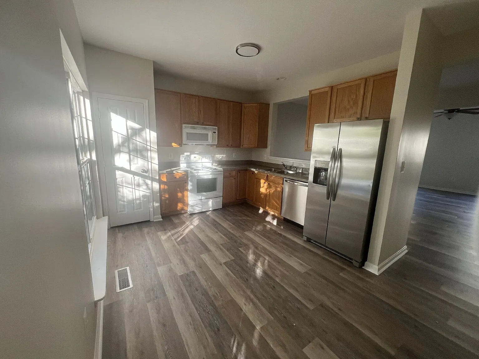 3 bed, 2.5 bath, $2,200 — Photo 4
