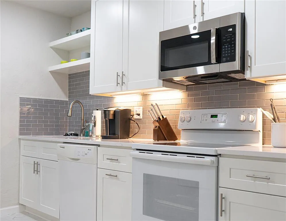 3 bed, 2.0 bath, 1606 sqft, $6,900 — Photo 2