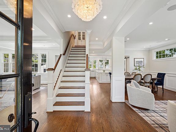 4th image of 3914 Blackthorn St