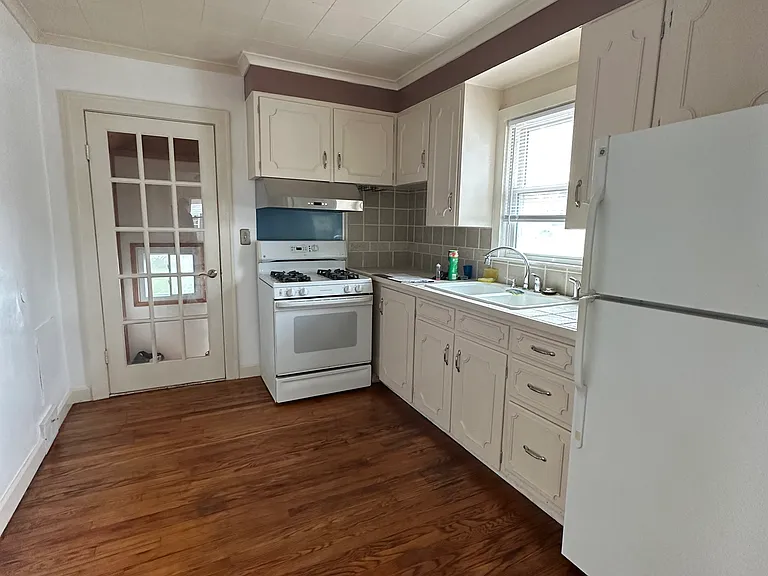2302 N Clinton St — Photo 11