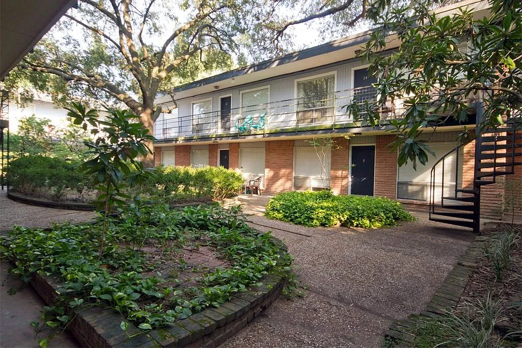 1 bed, 1.5 bath, 700 sqft, $1,195 — Photo 1