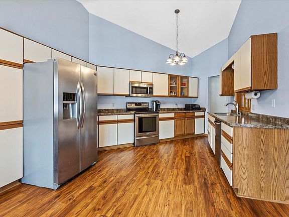 5th image of 3326 N Spring Hill Dr