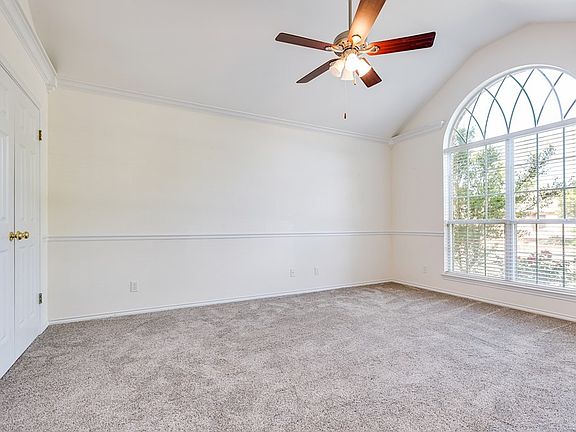 5th image of 32 Southridge Dr
