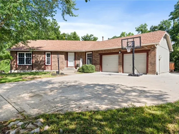 9000 Arlington Ct, Kansas City, MO 64138