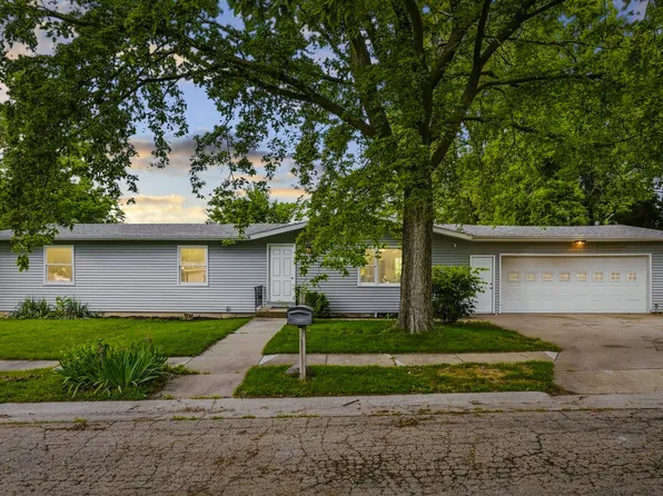 1110 8th St, De Witt, IA 52742