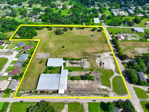 300 W School St, Madisonville, TX 77864