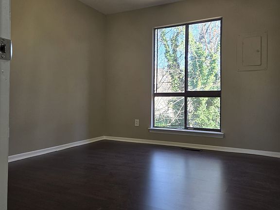 3rd image of 1491 E Tanners Creek Dr