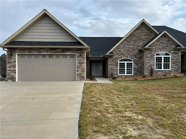 123 Greystone Ln, Mount Airy, NC 27030