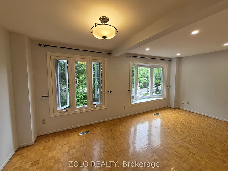 77 Colleen St — Photo 7