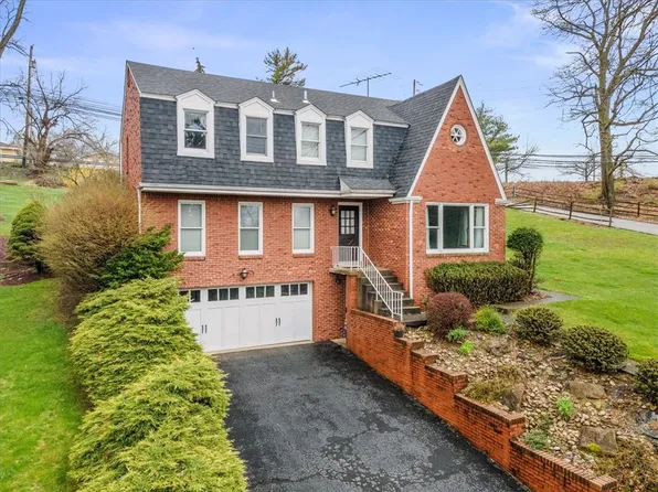 257 Oak Entrance Dr, Clairton, PA 15025