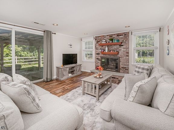 3rd image of 27 Fawn Cir
