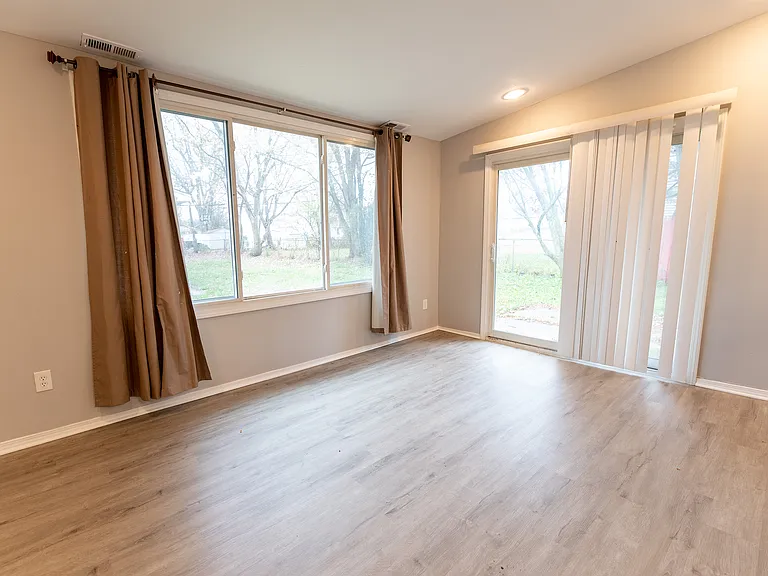 23072 Lauren Ave — Photo 2
