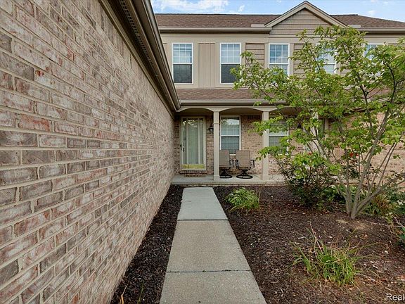 2nd image of 3947 Hunters Cir E