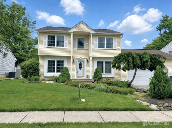 15 Lynn Ct, North Brunswick, NJ 08902