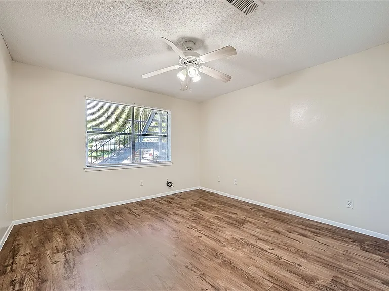 1913 W Loop #A — Photo 7