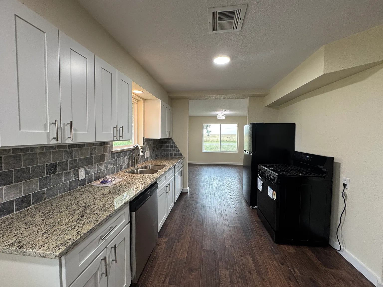 4 bed, 3088 sqft, $1,950 — Photo 3