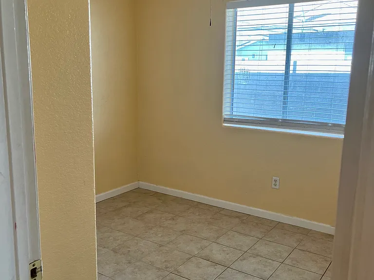 1473 W 9th Pl — Photo 8