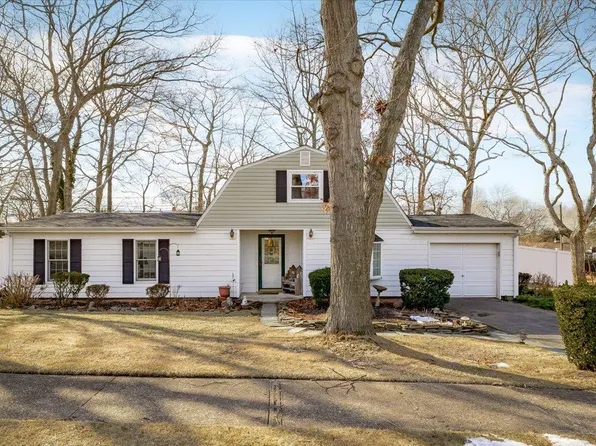 16 College Hills Drive, Farmingville, NY 11738