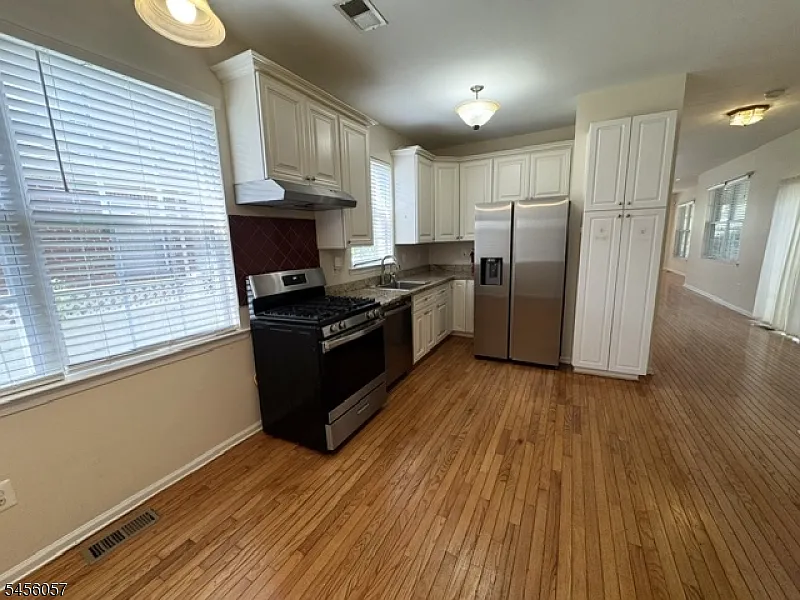 3 bed, 3.0 bath, 2197 sqft, $4,200 — Photo 4