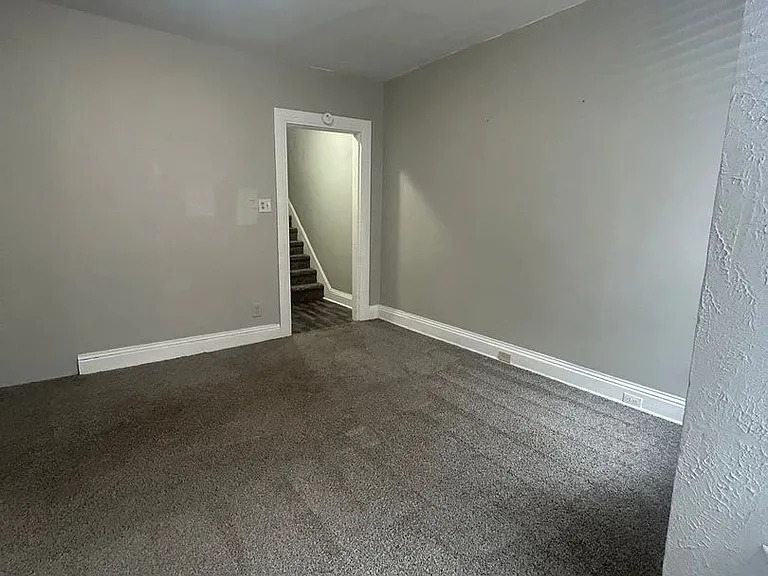 654 W King St — Photo 11