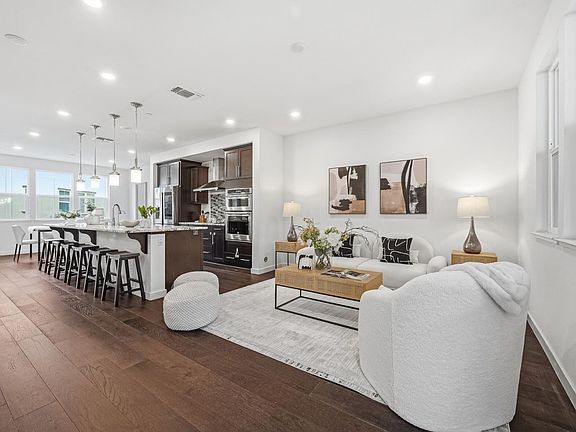 4th image of 1585 Pratt Pl