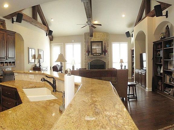4th image of 304 Toulouse Ln
