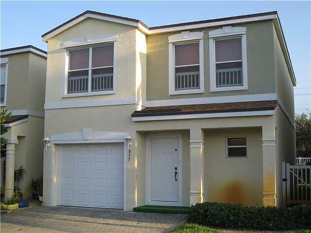 1st image of 917 SE 15th St