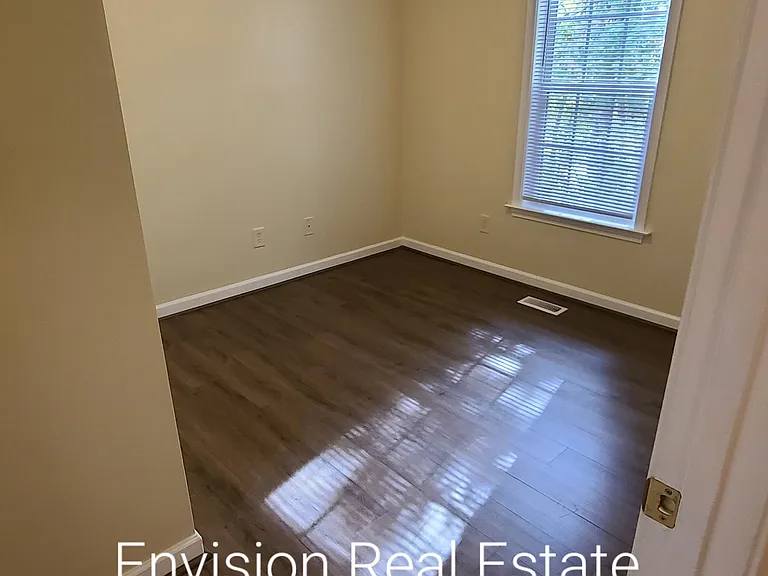 702 Smith St — Photo 5