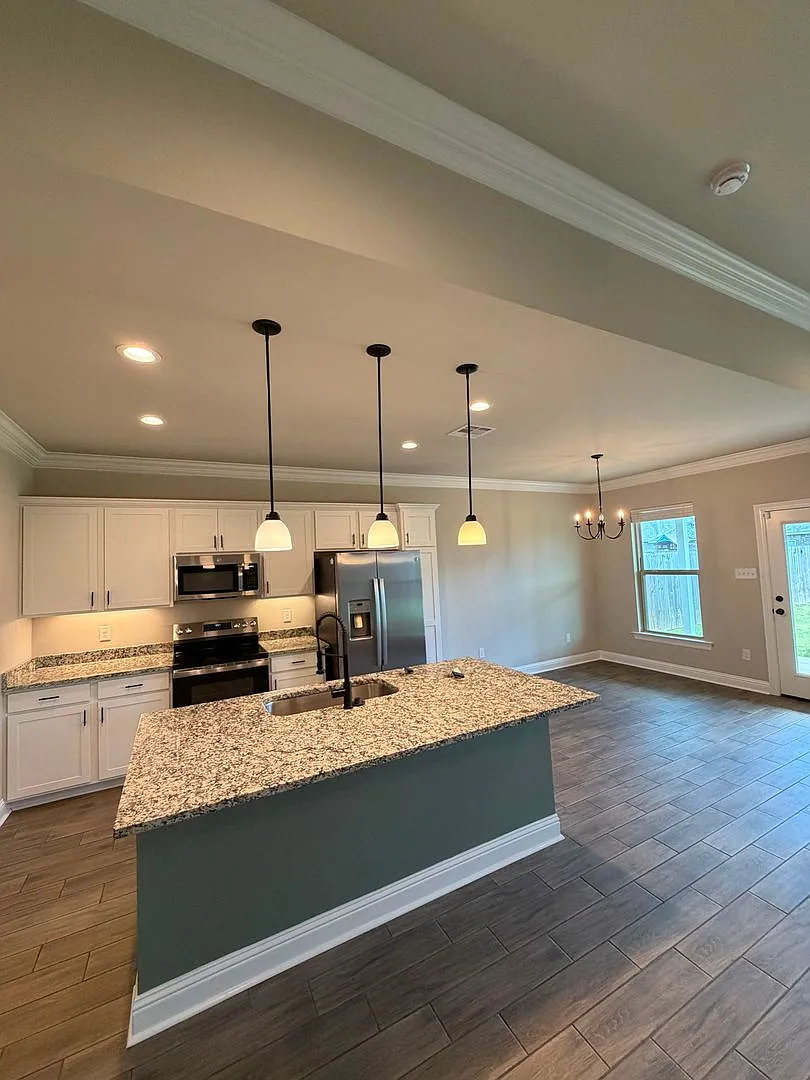 4 Bedroom 2 Bathroom in Canes Landing — Photo 2