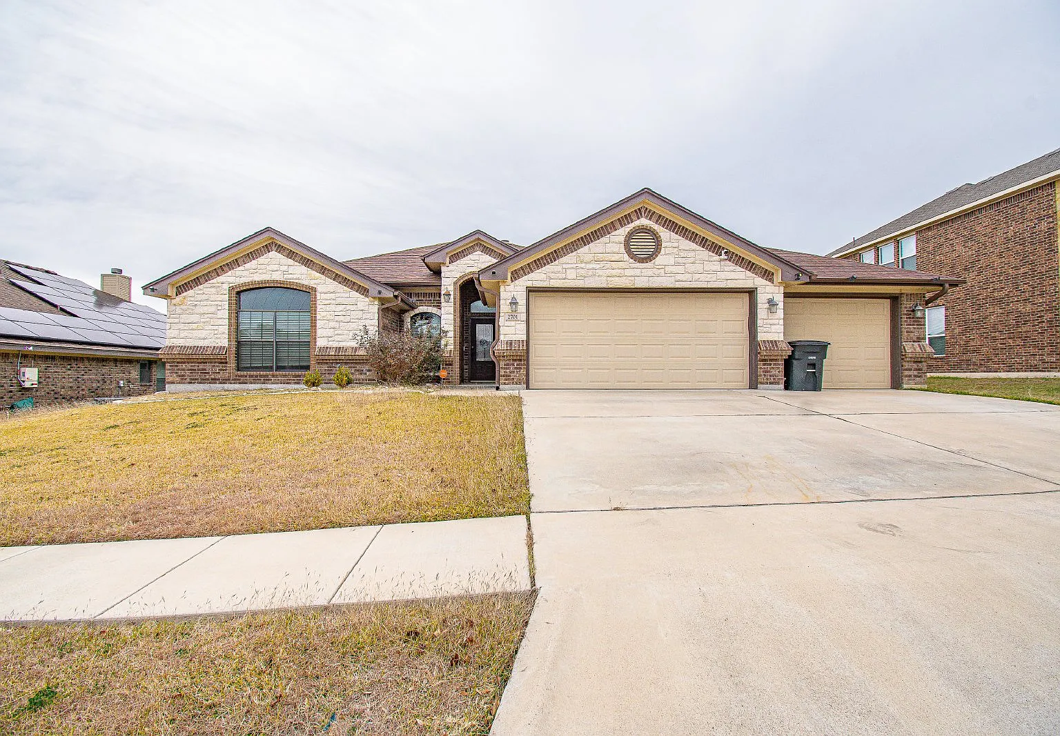 4 bed, 2.5 bath, 1943 sqft, $2,100 — Photo 1