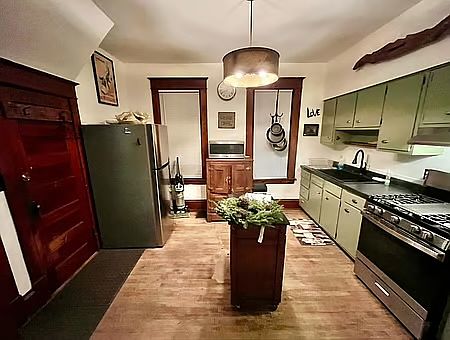 2nd image of 998 Margaret St Unit 1