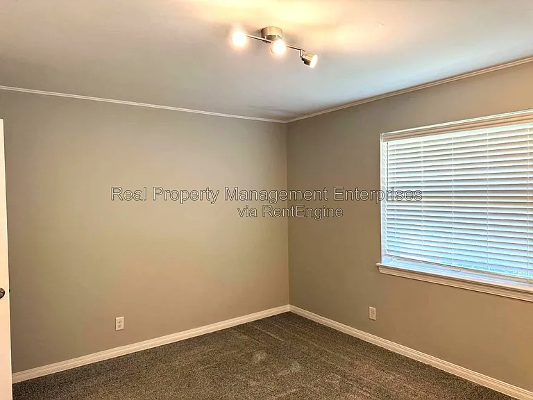 2301 N Warren Ave — Photo 27