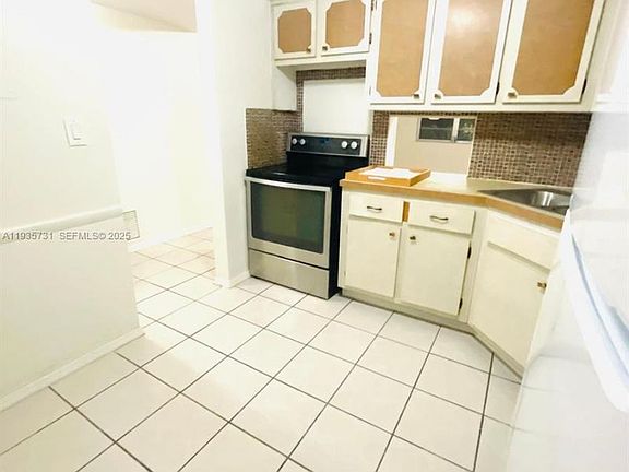 2nd image of 1550 NE 191st St APT 306