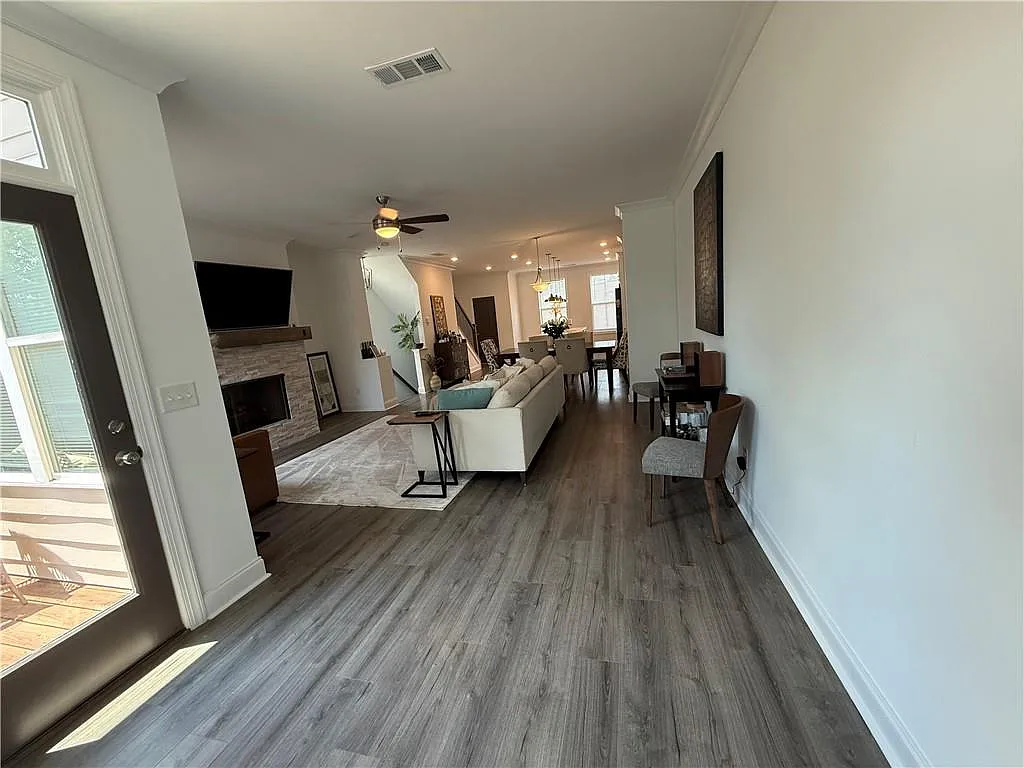 3 bed, 3.5 bath, 1903 sqft, $2,800 — Photo 3