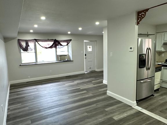 3rd image of 2322 Benson St Floor 1